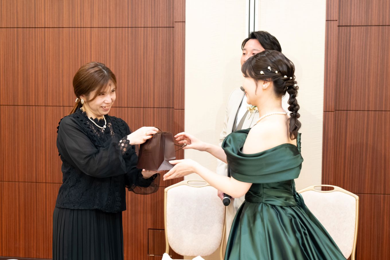【お色直し再入場は友人と♡】
